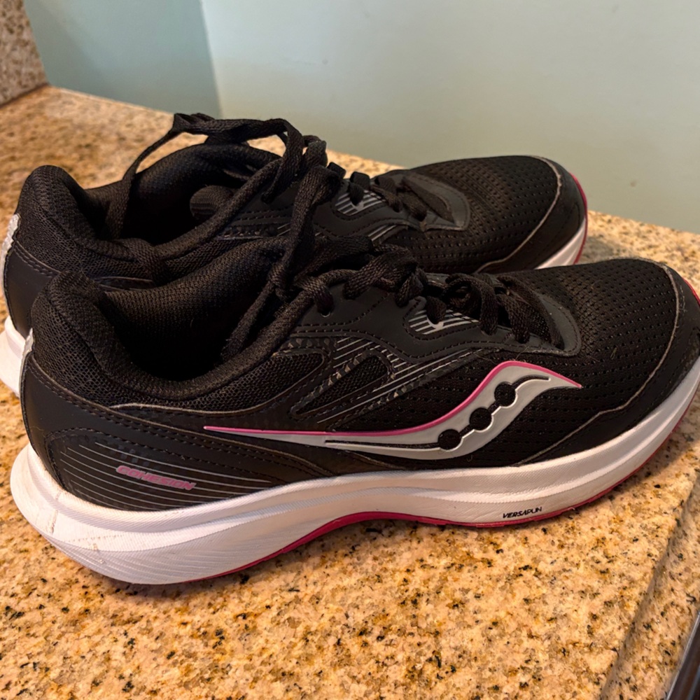 Saucony Women's Black and Pink Athletic Running Cohesion Shoes 7.5